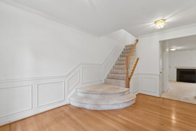 Building Photo - Wonderful Townhome