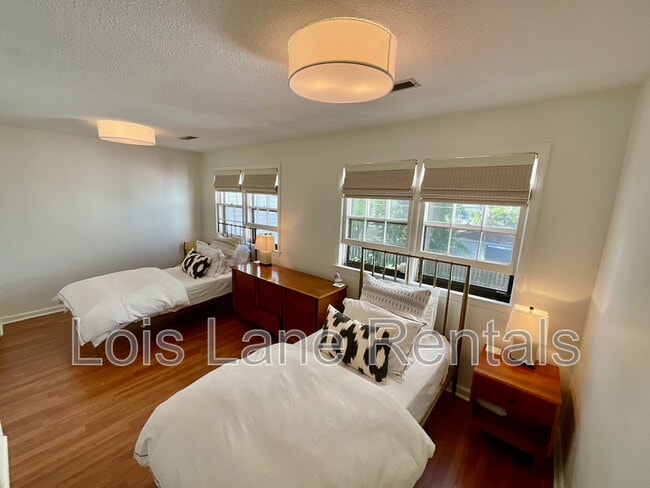 Building Photo - 190 Queen St