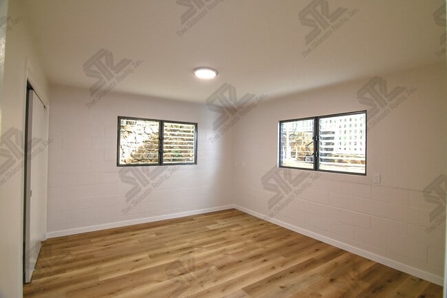 Building Photo - 4 bedroom, 3 bath attached home.