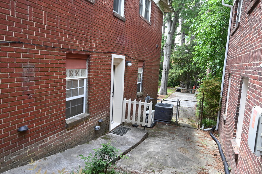 Side Entrance - 2414 Glenwood Dr NE