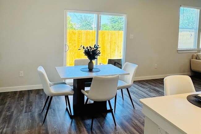 Building Photo - 5935 W Hausman Rd