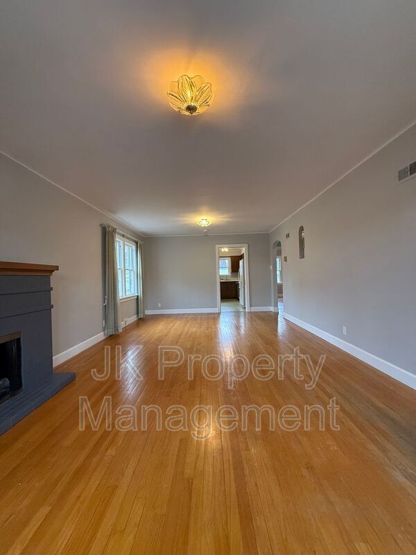 Building Photo - 115 16th St N