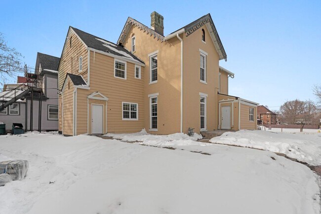 Building Photo - 621 E Main St