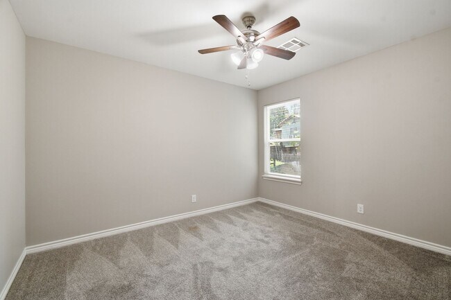 Building Photo - 4 Bedroom 2 Bath + Updated