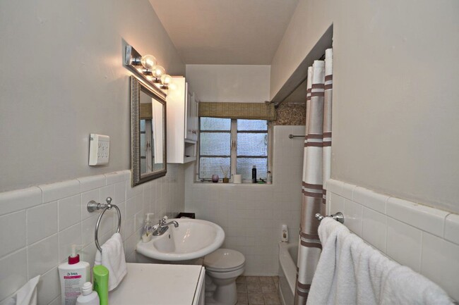 Building Photo - 2 Bedroom, 1 Bath - Lancaster Park /SODO