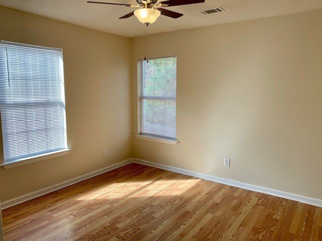 Building Photo - END-UNIT TOWNHOUSE FOR RENT - THE FARM