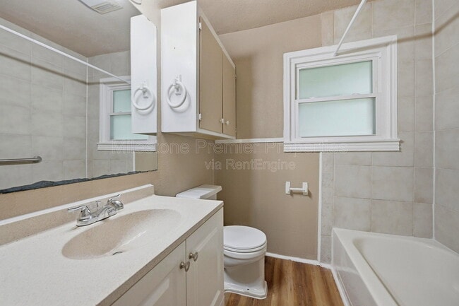 Building Photo - 1701 W Elm St