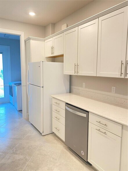 Building Photo - 1280 Eucalyptus Dr