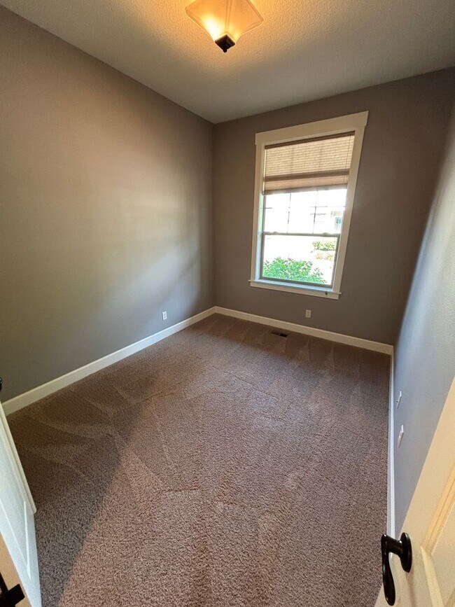 Building Photo - Beautiful Home in the Copper Creek Subdivi...