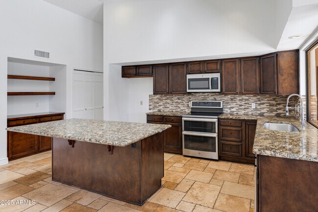 Building Photo - 5903 E Paradise Ln