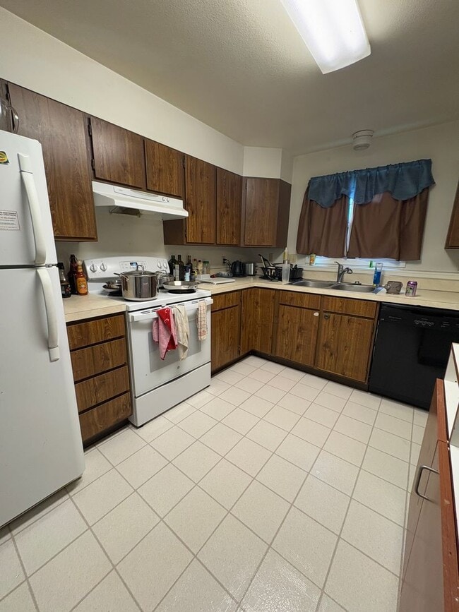 Building Photo - 2 Bed 2 bath off Durston Rd