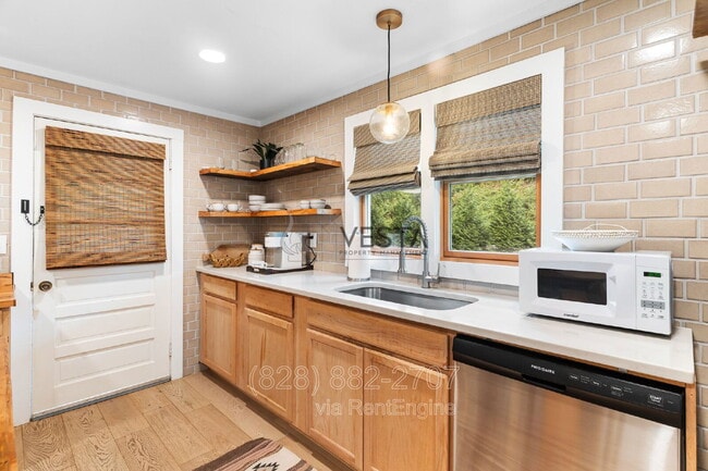 Building Photo - 435 Reems Creek Rd
