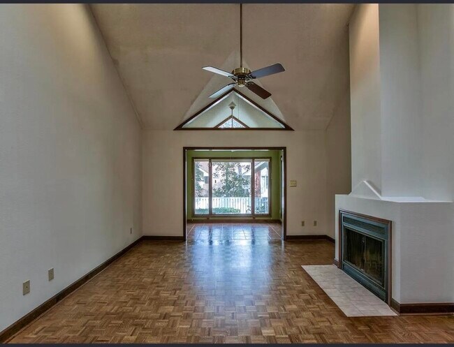 Building Photo - 842 Santa Rosa Dr