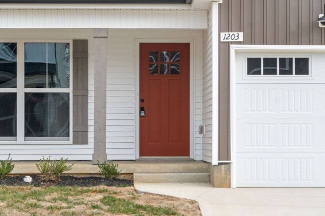 Building Photo - Welcome Home this Beautiful Home Old Woodl...