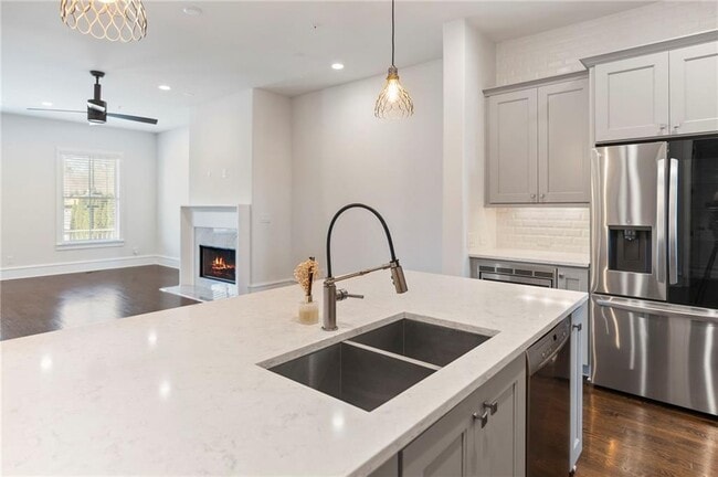 Building Photo - 871 3rd St