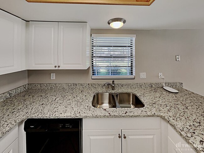 Building Photo - 15927 Mystic Way