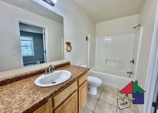 Building Photo - Spacious Milton 3 Bedroom - Pet Friendly!