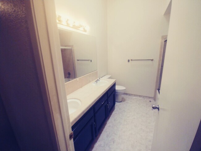 Building Photo - Spacious 3/2 in  Clovis