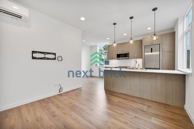 Building Photo - Charming 2-Bed, 2-Bath Townhouse Retreat in Seattle's Vibrant Heart – 1100 Sq Ft of Modern Living!