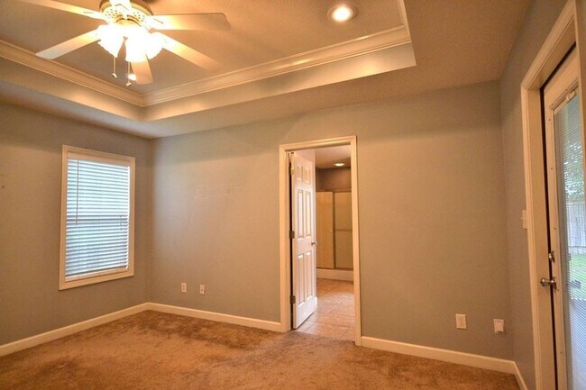 Building Photo - Spacious 3-Bedroom Home with Modern Amenities in Valdosta! Fenced in Backyard!