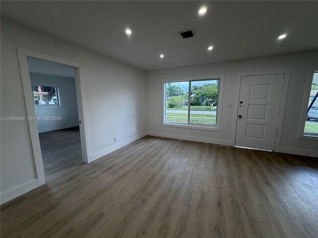 Building Photo - 838 Fairway Dr