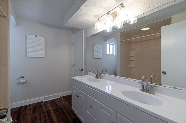 Building Photo - 8671 Ashwood Dr