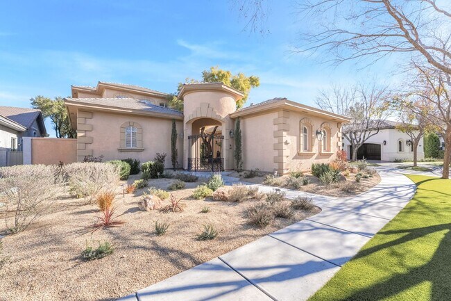 Building Photo - Queensridge Beauty - 5 bedroom on a 1/4+ acre lot