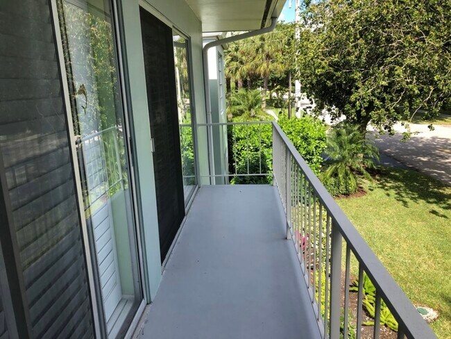 Building Photo - 685-612 12th Ave S