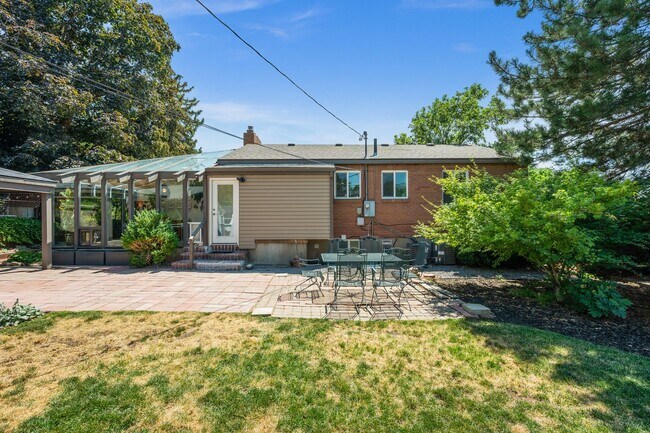 Building Photo - Beautifully Updated Holladay Home!