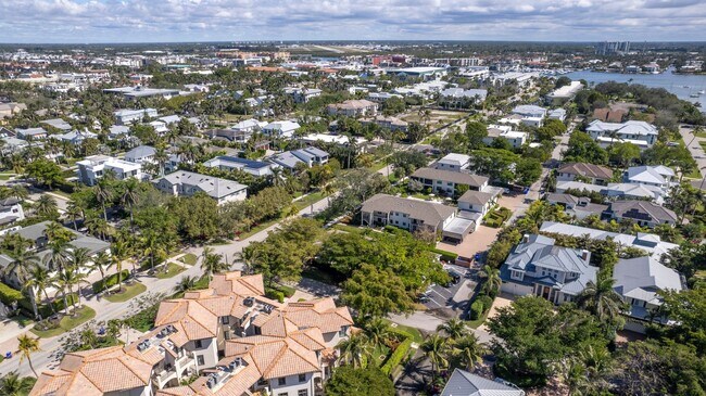 Building Photo - ** OLDE NAPLES ** 2 BED / 2 BATH - COMPLETELY REMODELED - PET OK! - ANNUAL RENTAL