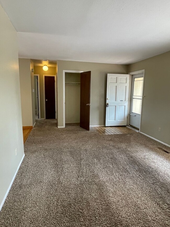 Building Photo - 4 Bed 2 Bath Home in great location West F...