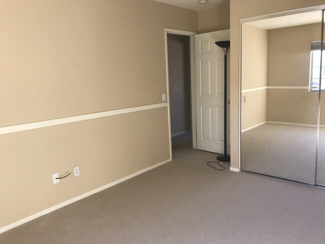 Building Photo - ***Move in Special $1000*** Oceanside Great Location 3 Bedroom Home!