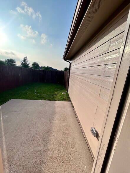 Building Photo - 1521 Applegate Way