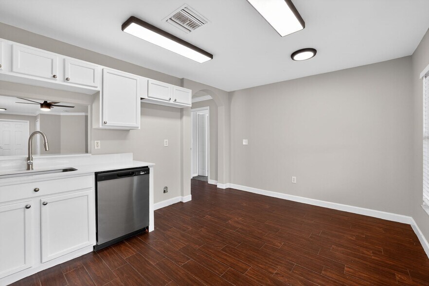 Building Photo - 10629 Shady Preserve Dr