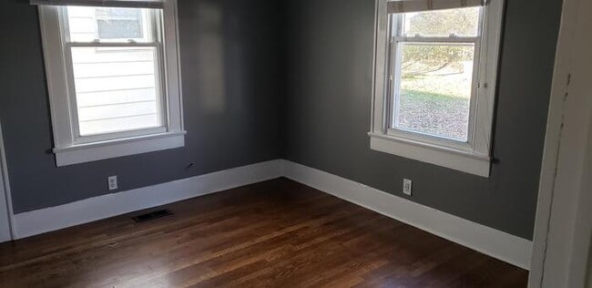 Building Photo - 2543 E 5th Ave