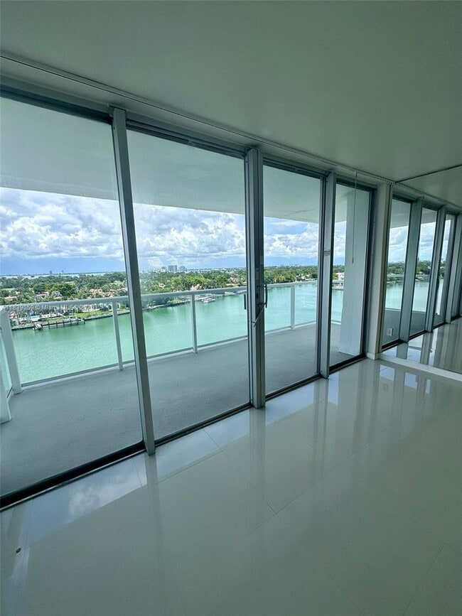 Primary Photo - 5750 Collins Ave