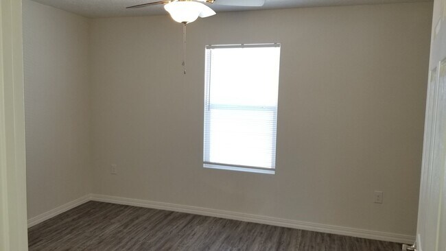 Building Photo - NEWER  LUXURY ONE BEDROOM APARTMENT UNFURN...