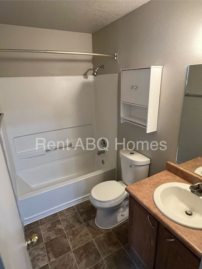 Building Photo - Home for Rent: 3 bd/2 ba, 1,350 sq ft near...