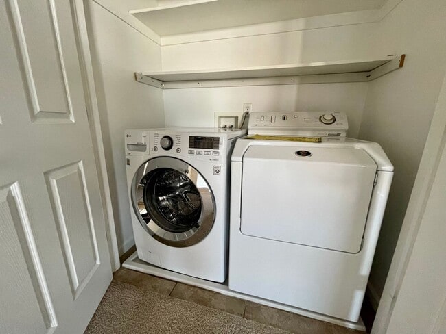 Building Photo - Spacious Midvale Townhome