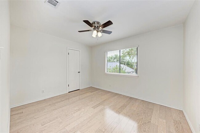 Building Photo - 1009 Riverlawn Dr