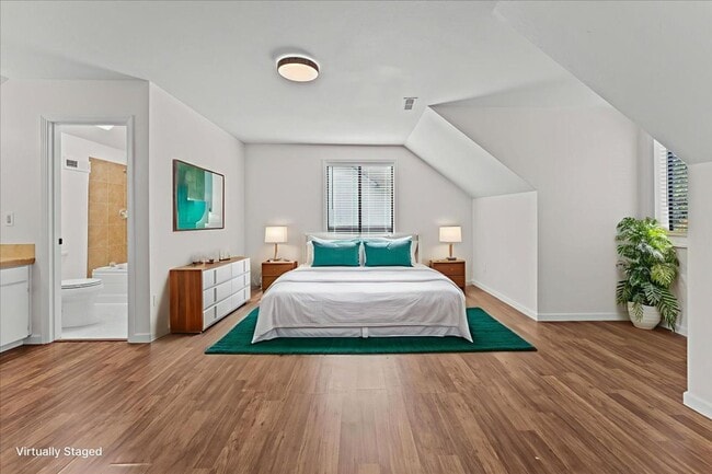 Building Photo - Beautifully Renovated 4-Bedroom, 2-Bath Ho...