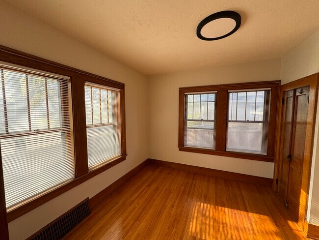 Building Photo - 1002 B St