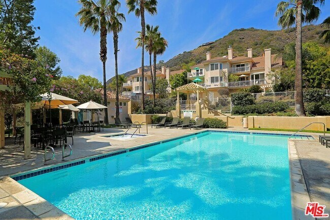 Building Photo - 682 Palisades Dr
