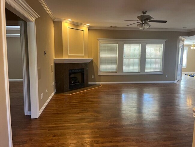 Building Photo - Bentonville 4 bedroom 3 car garage home near trails & Bentonville Square!
