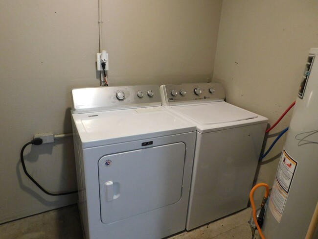 Building Photo - 1 Bed 1 Bath Duplex w/ Washer Dryer hookup