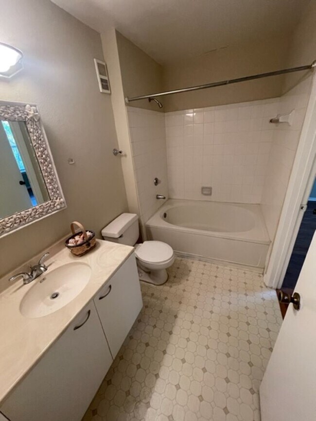 Building Photo - Palm Lakes Condo