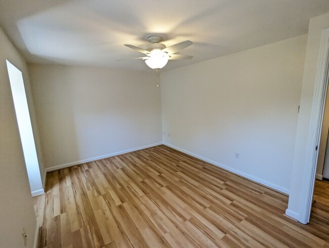 Building Photo - Charming two level townhouse in establishe...