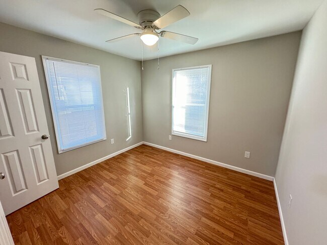 Building Photo - Fully Renovated 3bd/2ba House on Private L...