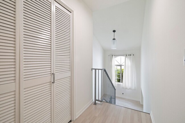 Building Photo - Beautiful 3-bedroom, 2.5-bath tri-level to...