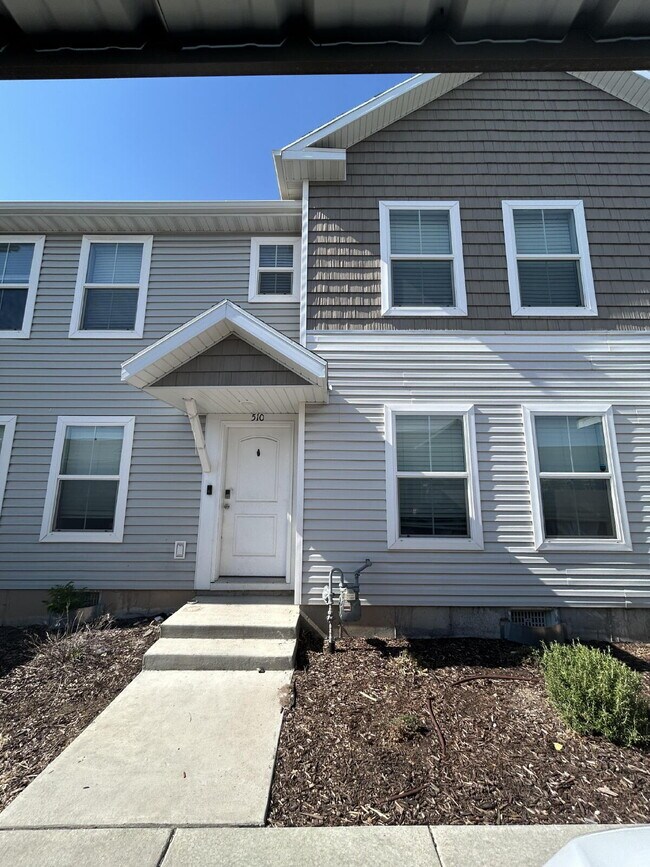 Building Photo - "Charming 3-Bed Home in Sunset with Granit...